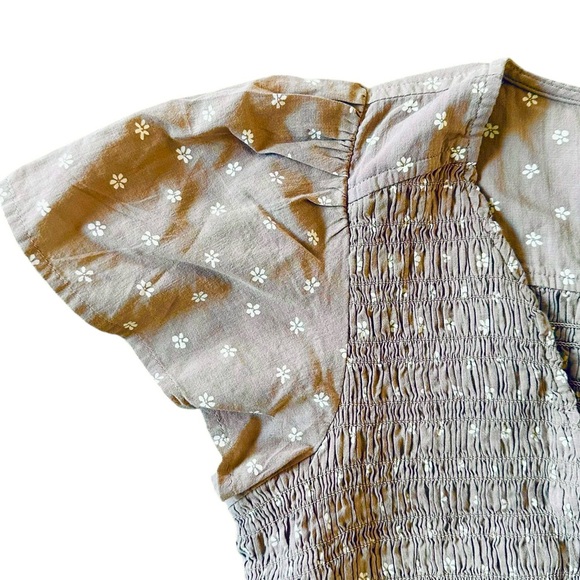 AMERICAN EAGLE tan w/white flowers smocked flutter sleeve tie front top M - NWT! - Picture 2 of 5